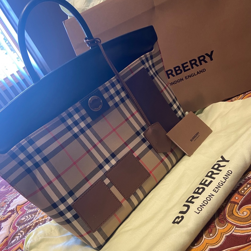 Burberry handbag - Picture 2 of 13